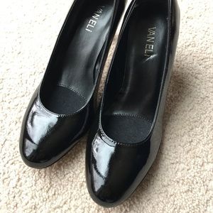 Black classy much have pumps! Well made size 7